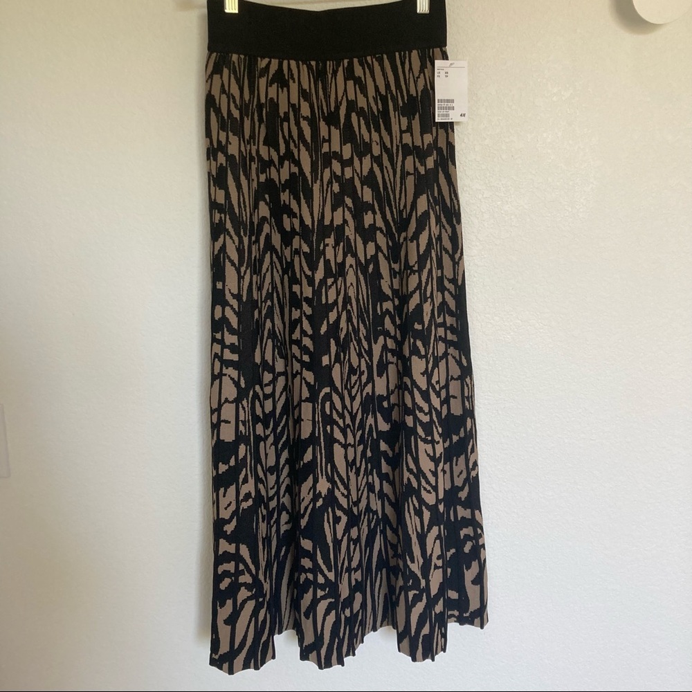 New W/O tag H&M Black and Brown Printed Long Pleated Skirt Size XS